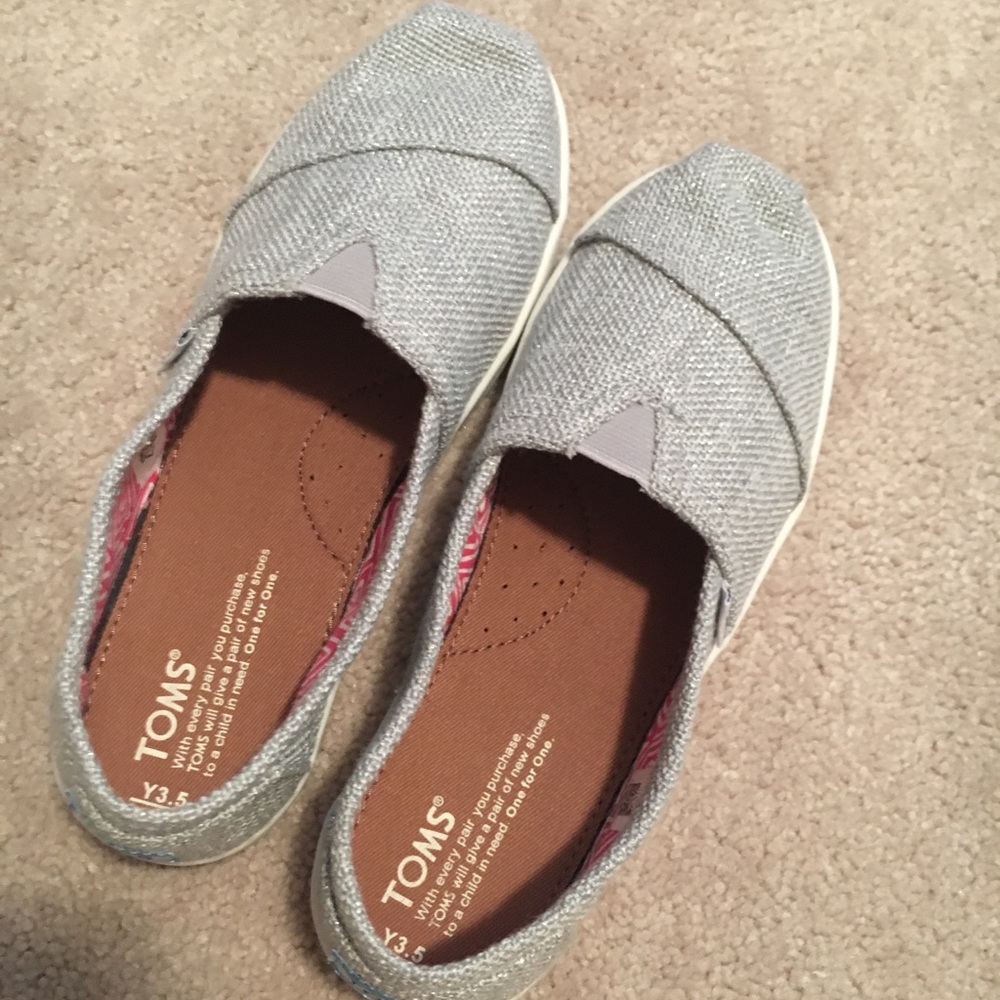 Gray girls TOMs size 3.5